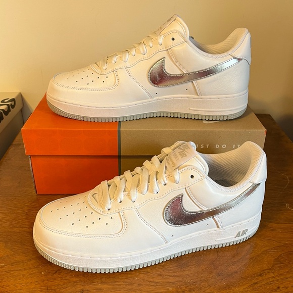 NIKE Air Force One ‘07 Low White Metallic Silver